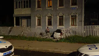 В Вологде пьяный водитель Renault снес забор и врезался в дом