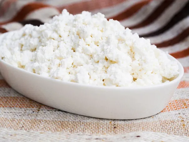 Роскачество нашло запрещенный «мясной клей» в твороге ряда производителей: какой покупать, а какой —