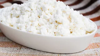 Роскачество нашло запрещенный «мясной клей» в твороге ряда производителей: какой покупать