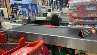 Может ли продавец отказать покупателю в обслуживании, если он пришел в магазин за минуту до закрытия? Запомните