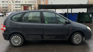 В Вологодской области разговаривавший по мобильному телефону 7-летний ребенок врезался в иномарку