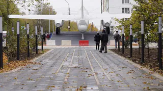 На бульваре Ильюшина в Вологде монтируют опоры нового уличного освещения