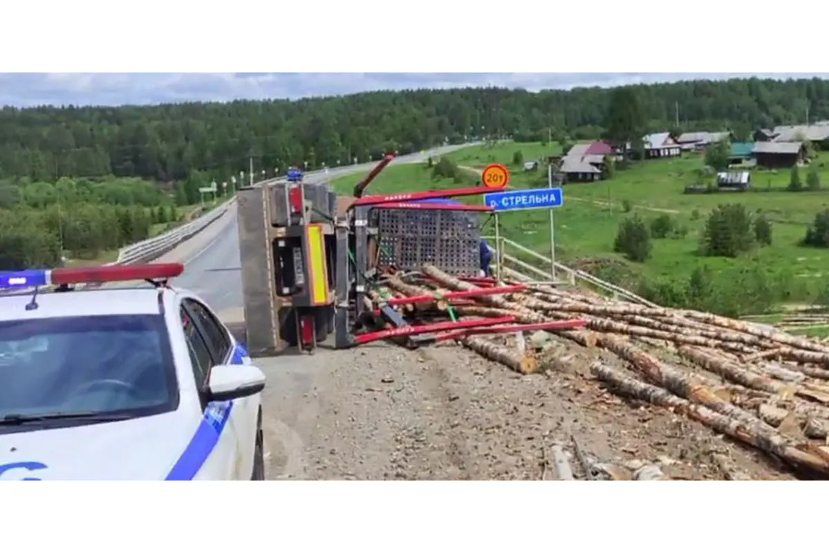 Лесовоз опрокинулся на трассе в Вологодской области