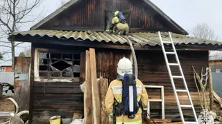 В Вологодской области 10 пожарных тушили загоревшийся дом