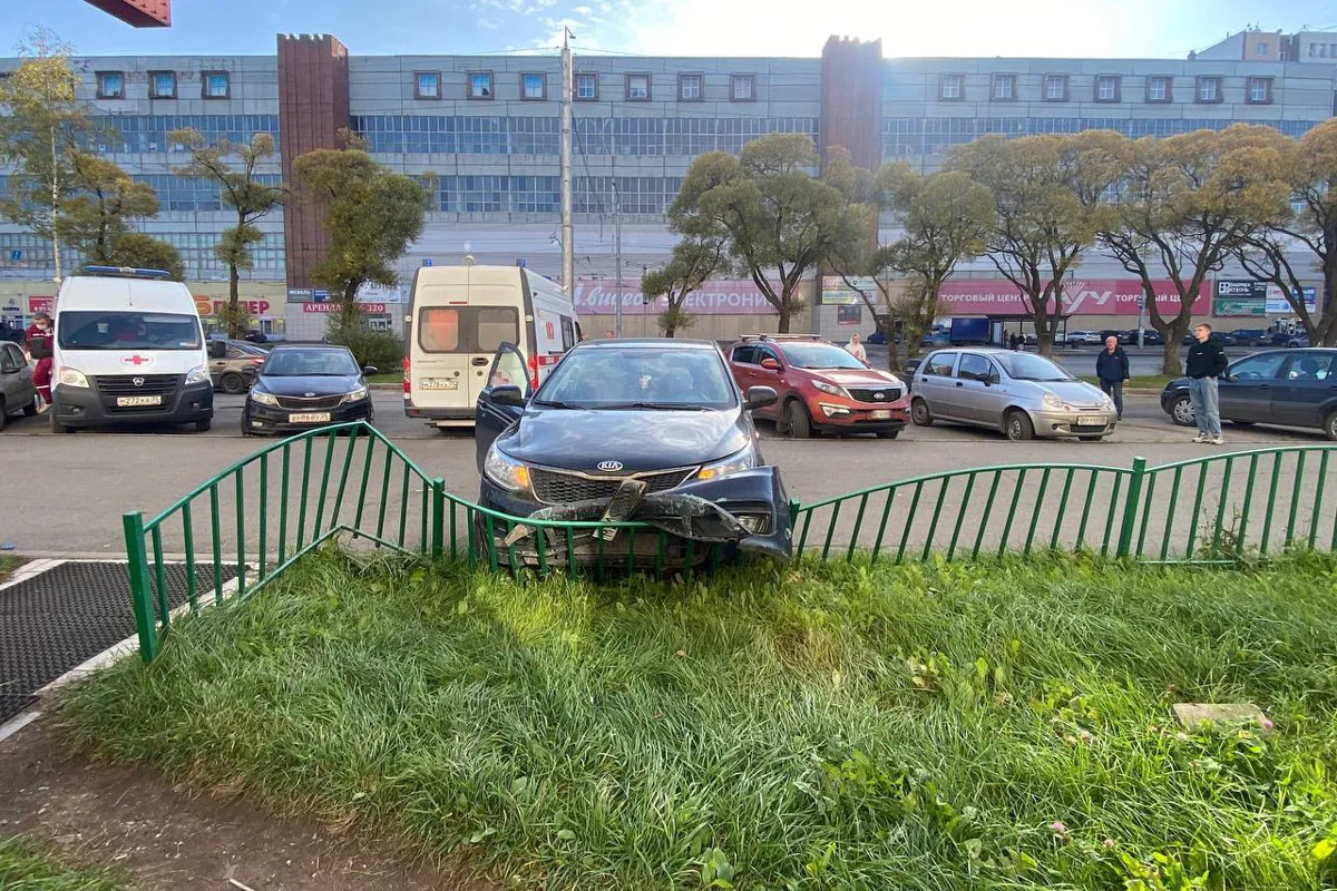В Вологде вылетевший на тротуар автомобиль сбил двух пешеходов