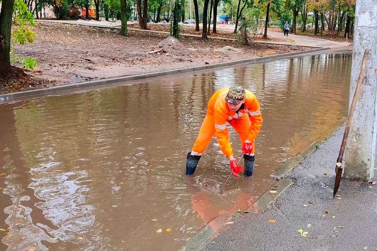 В Вологде очищают ливнестоки и колодцы на случай обильных осадков