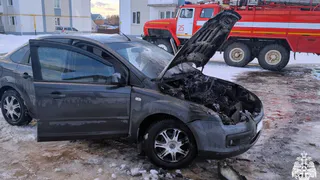 У жителя Вологодской области среди бела дня загорелся автомобиль
