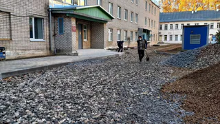 Ремонт на территории у роддома в Вологде до сих пор не завершили