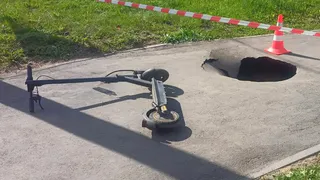 В Вологодской области травмировался водитель электросамоката, упавший из-за ямы на тротуаре