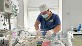 Двое недоношенных новорожденных из Великого Устюга экстренно доставлены в Вологду санитарной авиацией