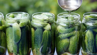 Каждое лето огурцы заготавливаю только так: получаются очень вкусными и хрустящими — зимой жалею, что не сделала больше