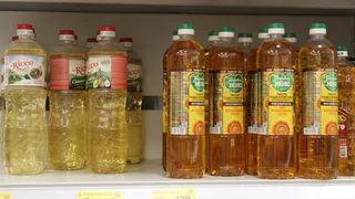 Янтарная гадость в прозрачной бутылке: Роскачество назвало худшие бренды популярного растительного масла