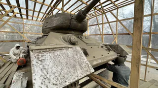 На танке Т-34 в Вологде обнаружили следы от снарядов времен войны