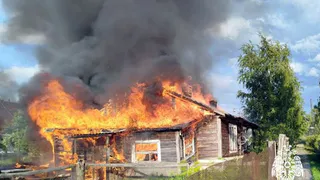В Вологодской области пара спаслась из огня, выпрыгнув из окна горящего дома