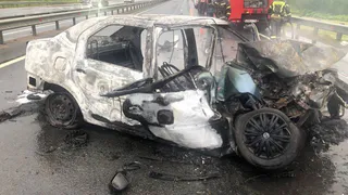 Иномарка врезалась в трактор и вспыхнула на трассе в Вологодской области