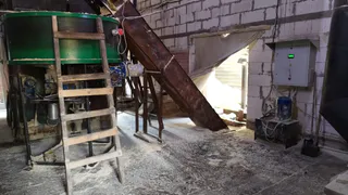 В Вологодской области нашли тело мужчины в бункере с опилками