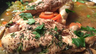 Просто курицу обмазываю соусом, надеваю на банку с лимоном и в духовку: очень сочно получается