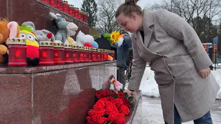 Вологжане выражают почтение жертвам теракта и несут цветы к стихийным мемориалам