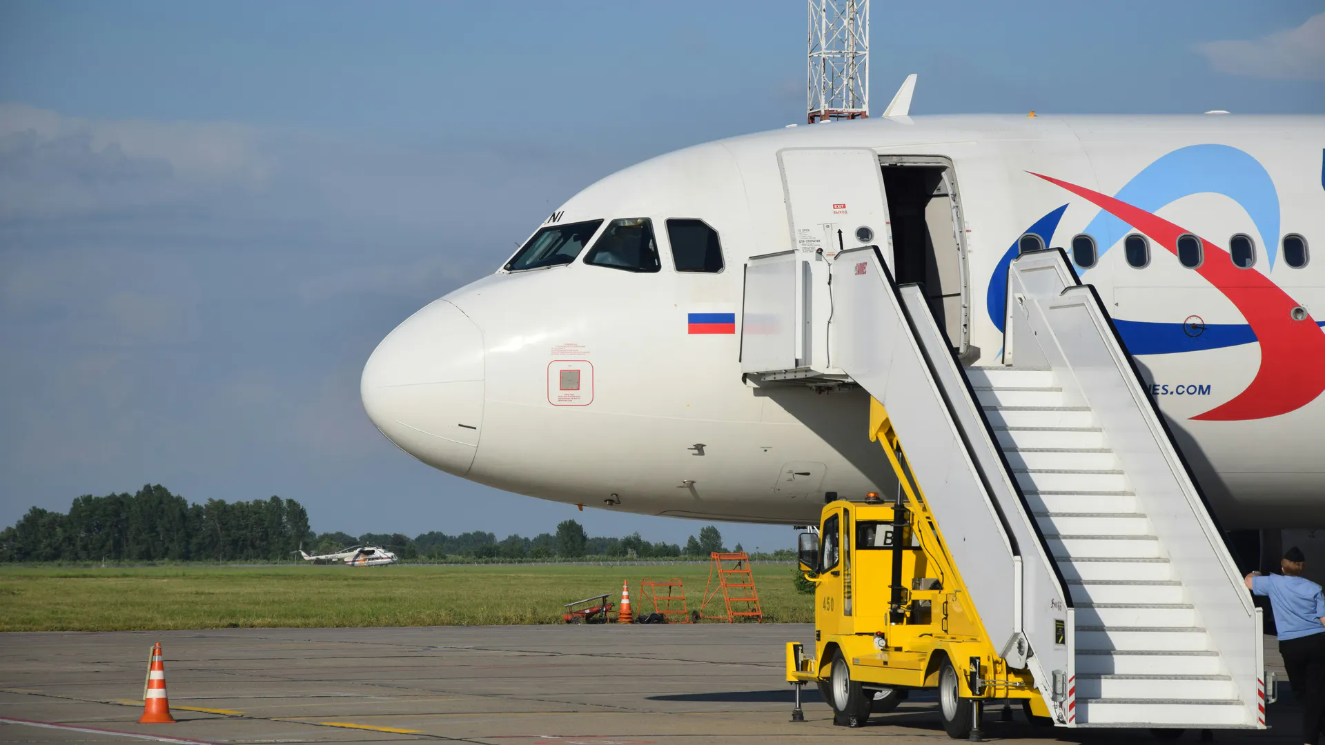 Зачем бывалые туристы всегда надевают толстовку с капюшоном в самолет - вот в чем секрет