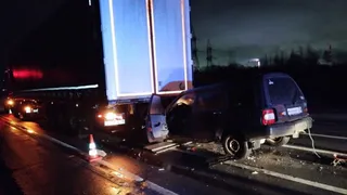 В Вологодской области водитель легковушки врезался в полуприцеп тягача