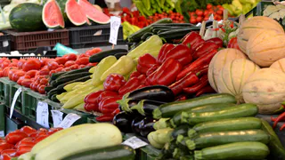 Почему некоторые фрукты и овощи на рынке без запаха и вкуса? Продавцы рассказали, в чем причина