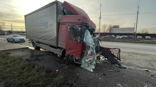 В Вологодской области мусоровоз, уходя от столкновения, протаранил фургон