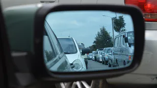Водителей с многолетним стажем заставят пересдавать права в марте: названы все условия