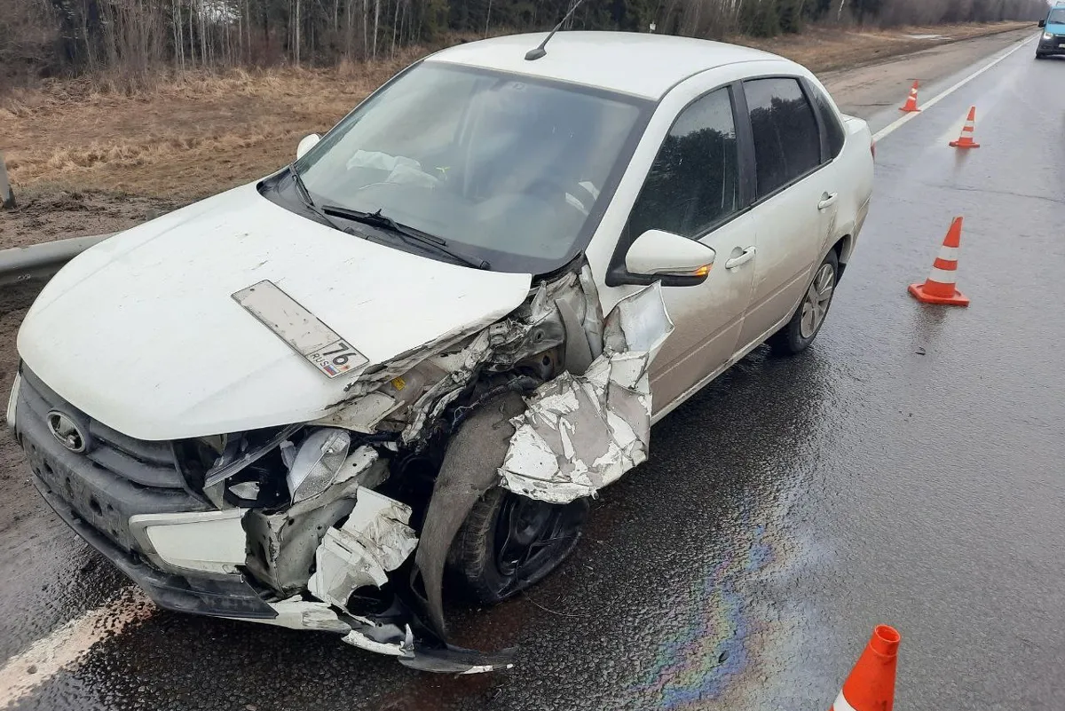 Под Вологдой оторвавшаяся колесная пара грузовика изуродовала легковушку