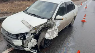 Под Вологдой оторвавшаяся колесная пара грузовика изуродовала легковушку