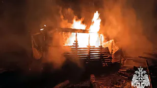 Ночной пожар на деревообрабатывающем предприятии уничтожил сушильную камеру в Вологодской области