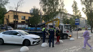 Сижу в машине на парковке, двигатель заглушен. Подходит инспектор ДПС и просит документы. Законно ли это и что делать?