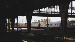Сама не ожидала, но отстояла нижнюю полку в купе РЖД у дерзкой соседки: теперь говорю именно эту фразу - всегда работает