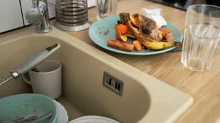 Режу пластиковую бутылку - и любой засор вылетает моментально: делаю так многие годы - о вантузе и сантехниках забыла