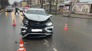 В центре Вологды водитель «Лады» проигнорировала красный цвет и врезалась в «Ленд Крузер»