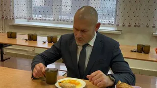 Экс-мэр Вологды отведал котлету и пюре в школьной столовой