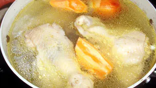 Шеф-повар делится секретом: нужно ли сливать «первую воду» при варке мяса