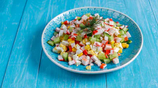Этот салат готовится за каких-то 5 минут — понадобится всего 3 продукта: идеален для 8 марта