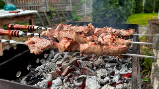 Закиньте все в тару на ночь — маринад для сочнейшего и пряного шашлыка