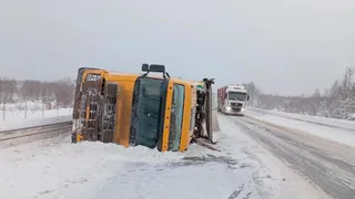 В Вологодской области водитель иномарки попал в больницу после того, как его грузовик перевернулся на трассе