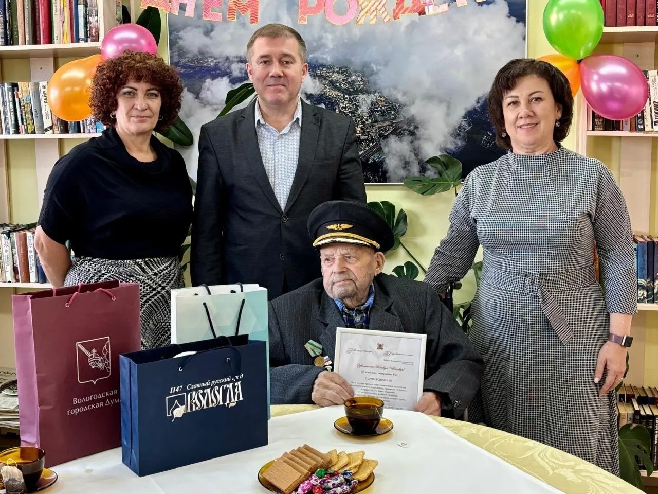 Депутат поздравил вологодского ветерана с 98-летием