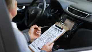 Опытных водителей заставят пересдавать права в апреле: названы условия