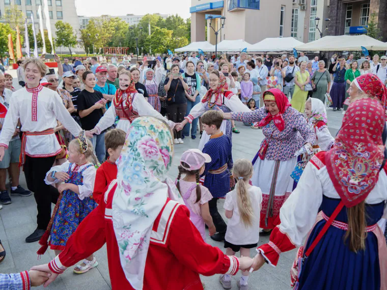 На площади Дрыгина в Вологде прошёл вечер русского фольклора в рамках фестиваля «Баско»