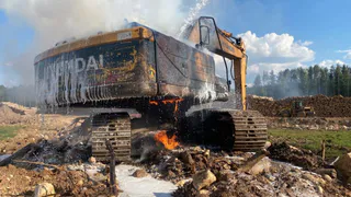 В Вологодской области произошло ЧП – на территории завода загорелся экскаватор