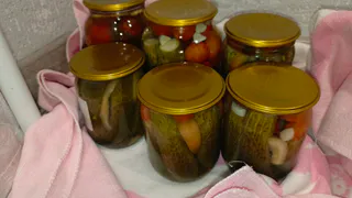 Огурцы на зиму закрываю только так. Даже рассола не остается. Все, кто пробует, просят рецепт — потрясающие хрустящие огурчики