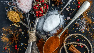 Находчивые хозяйки сыплют 1 продукт прямо на фольгу — чернота на ложках растворяется на глазах: топовый метод