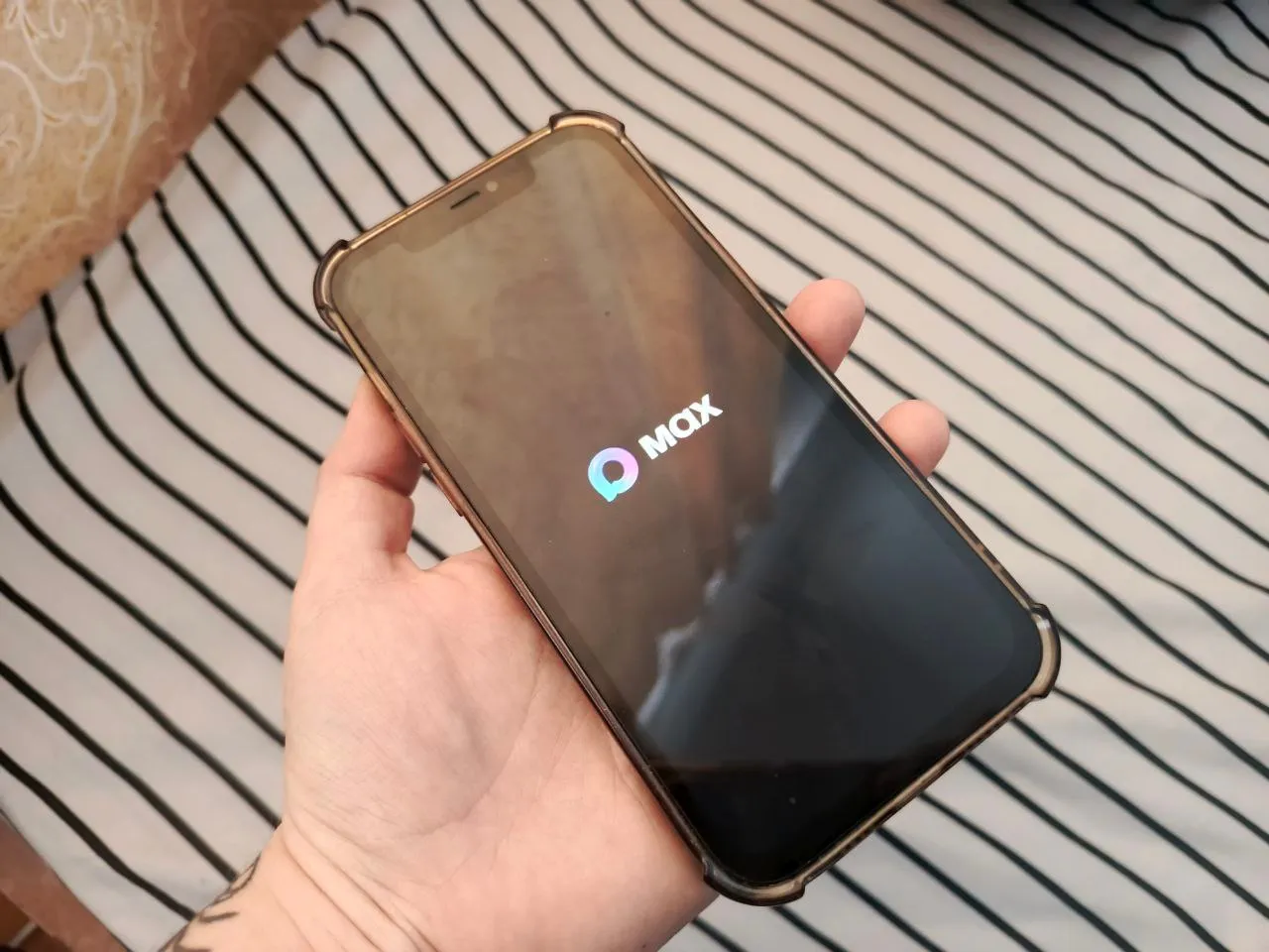 Каждое утро я открываю MAX, чтобы проверить сообщения, а к обеду телефон уже пиликает, прося зарядку.