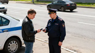 «Снимаем пароль, передаём смартфон»: что делать, если инспектор ГИБДД требует телефон на осмотр и почему не стоит торопиться соглашаться