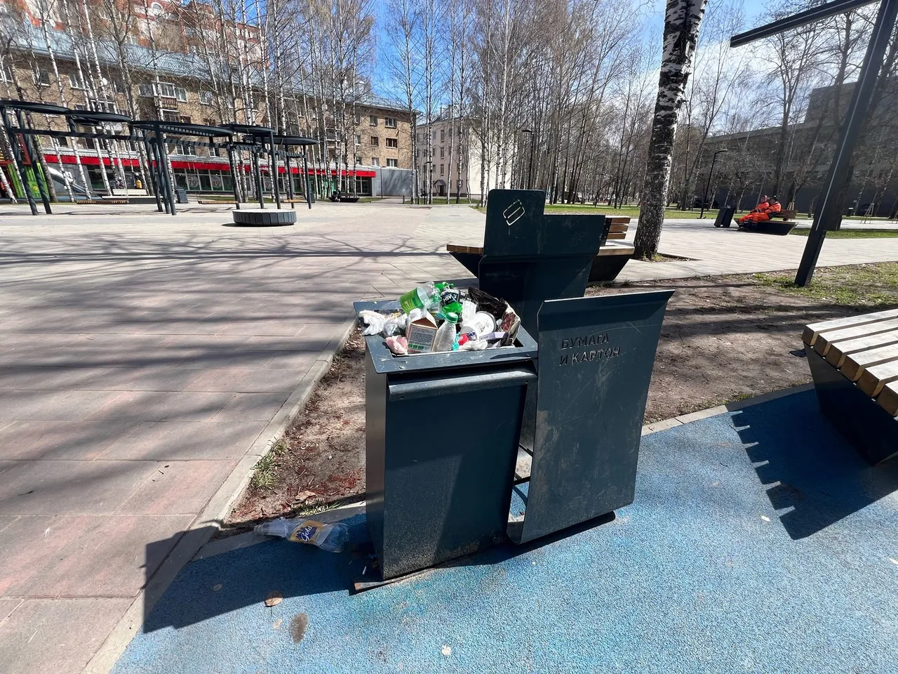 В Вологде устанавливают современные контейнерные площадки из переработанного пластика