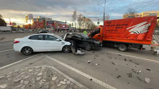 Двое дорожных рабочих пострадали в ДТП с тремя машинами в Вологде