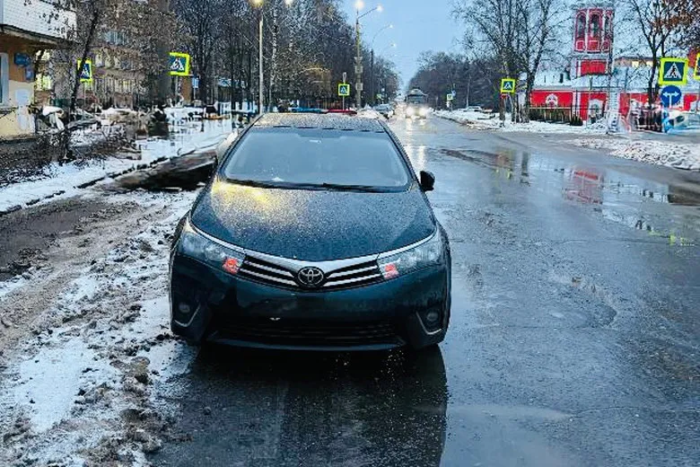 В Вологде на пешеходном переходе иномарка сбила молодую девушку